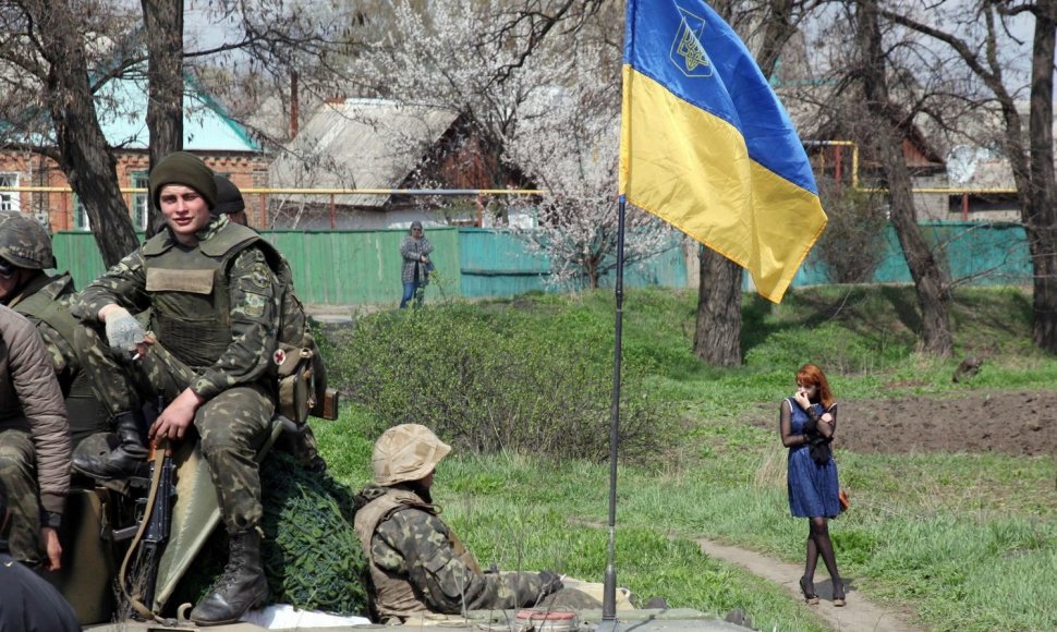 Mergina žiūri į Ukrainos karius Kramatorsko mieste