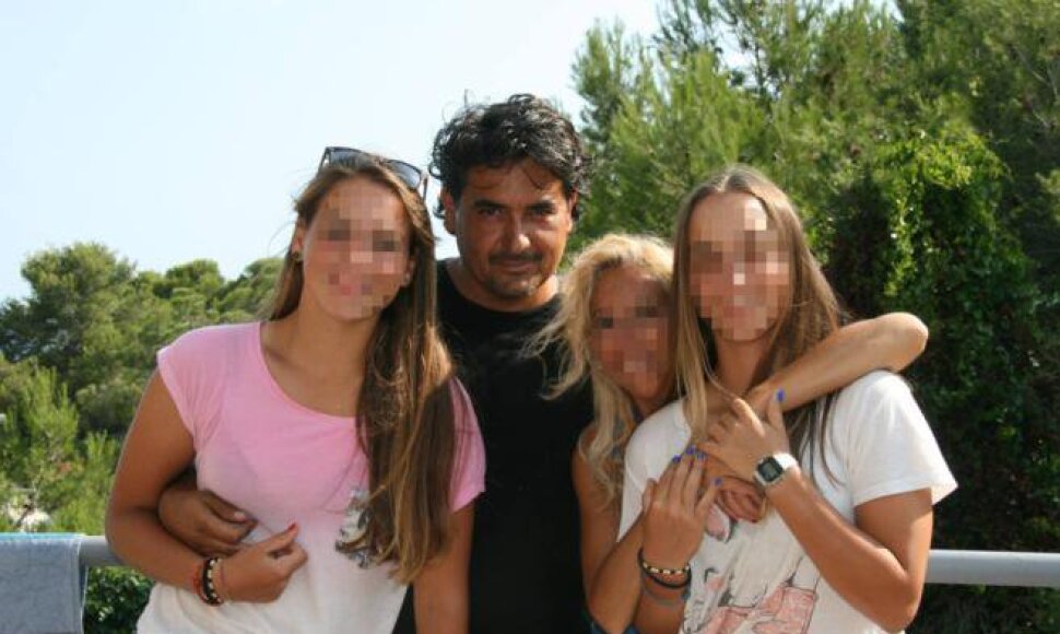 Jose Conejero su žmona ir savo dukromis
