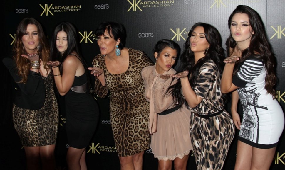 Iš kairės: Khloe Kardashian, Kylie Jenner, Kris Jenner, Kourtney Kardashian, Kim Kardashian ir Kendall Jenner 