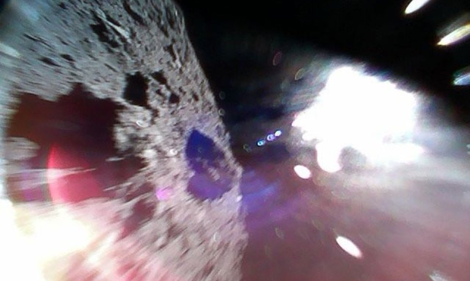 MINERVA-II1 šuoliuojančio asteroideigio užfiksuota asteroido nuotrauka