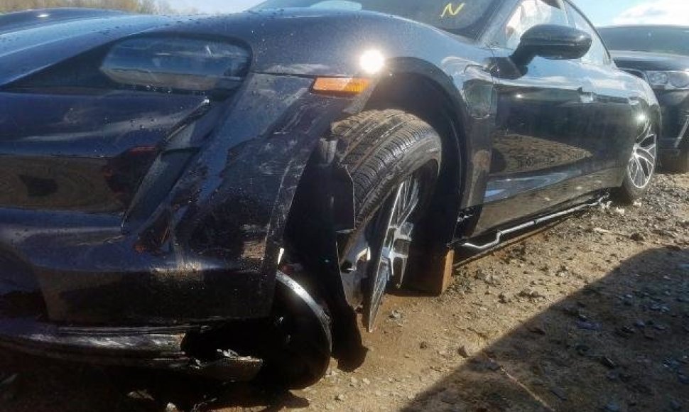 „Porsche Taycan“ po avarijos