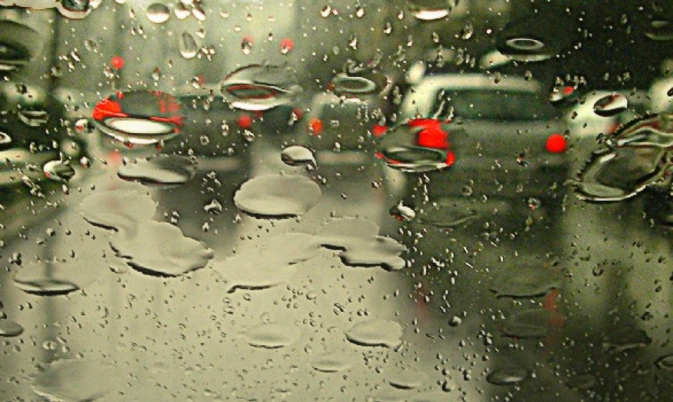 Lietus per automobilio stiklą