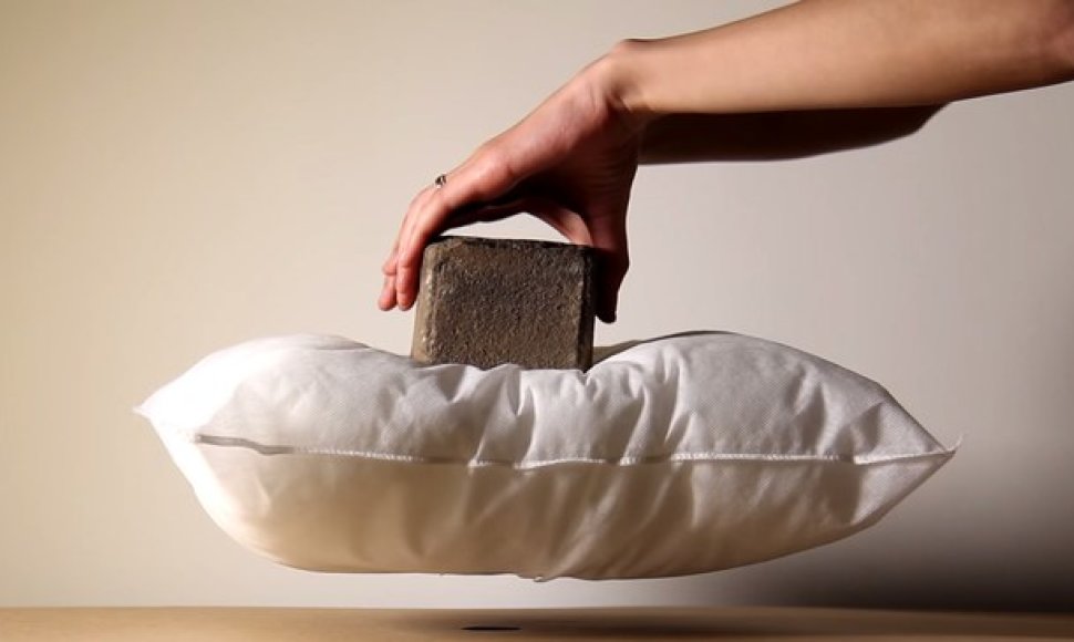 Magnetinė magija: plyta ant sklandančios pagalvės 