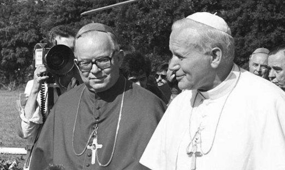 Popiežius Jonas Paulius II (dešinėje) H.Gulbinowicziaus vis klausdavo, kaip laikosi Lietuva