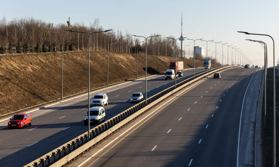 Nenaudojamas tiltas per Vakarinį aplinkkelį