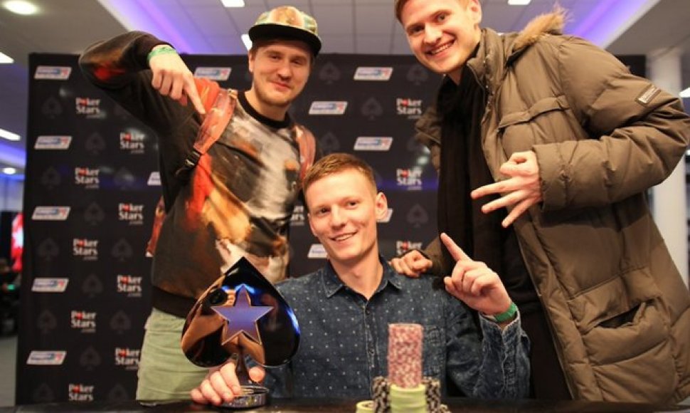 Vladas Tamašauskas (centre) su bičiuliais / pokerstarsblog.com nuotr.