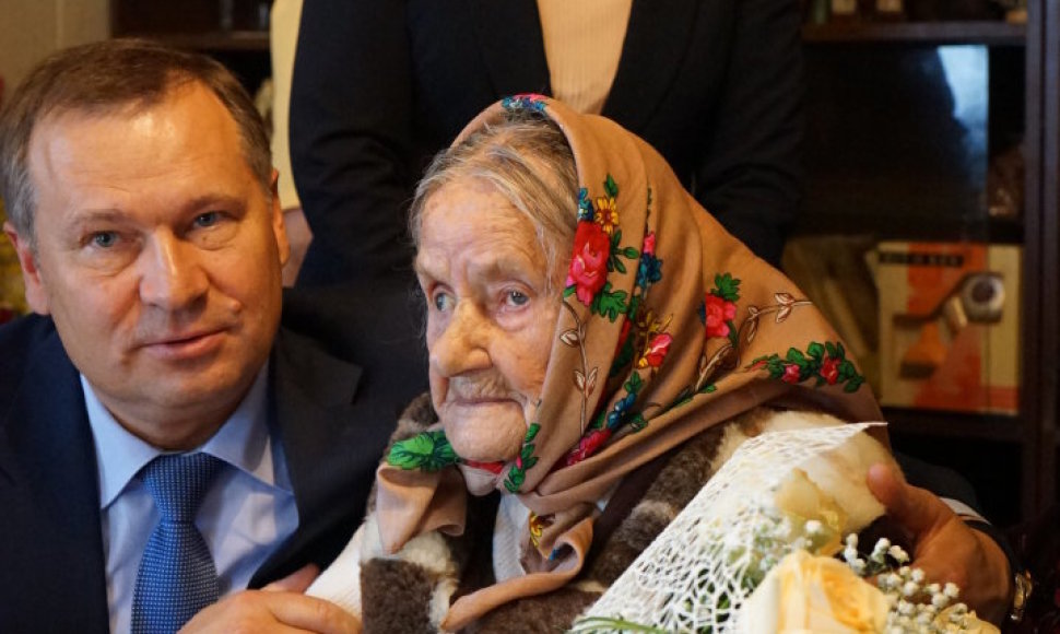 Alytaus rajono  meras A. Vrubliauskas, savivaldybės Socialinės paramos skyriaus vedėja Dalia Burlinskienė pasveikino vyriausią 105 metų sulaukusią rajono gyventoją Zuzaną Viselgienę. 