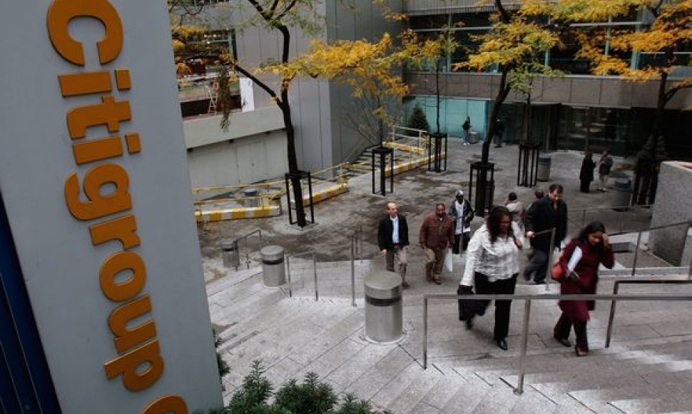 „Citigroup“ pranešė ketinąs atleisti 75 tūkst. darbuotojų.