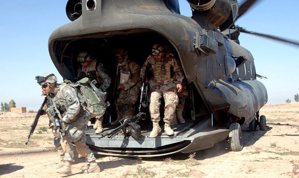 JAV kariai Irake lipa iš sraigtasparnio