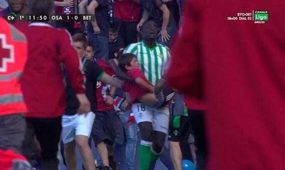 &bdquo;Real Betis&ldquo; žaidėjas padeda sužeistam vaikui