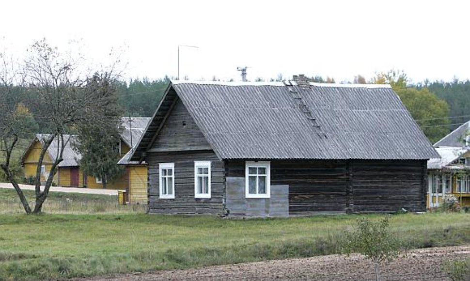 Didžioji dalis pastatų Lietuvos kaimuose iki šiol dengti šiferiu, gaminamu iš asbesto