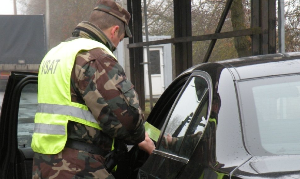 VSAT pareigūnas tikrina automobilio dokumentus