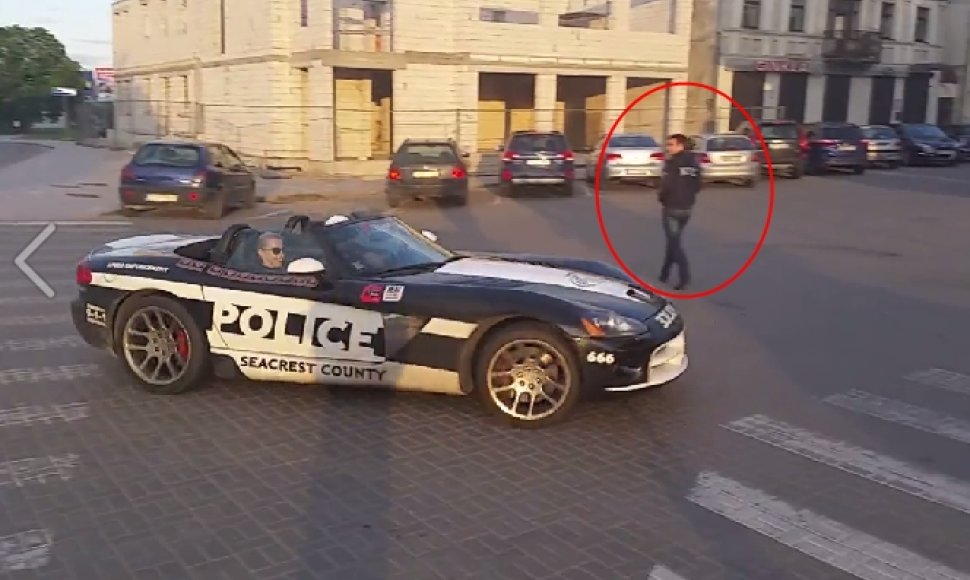 Nufilmuota, kaip šoninio slydimo būdu Marijampolėje valdomas „Dodge“ vos neparbloškia važiuojamąją dalį kertančio pėsčiojo.