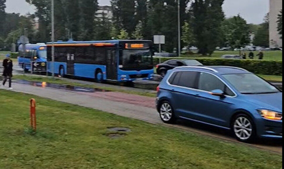 Per stiprią liūtį dalis vairuotojų važiavo &scaron;aligatviais