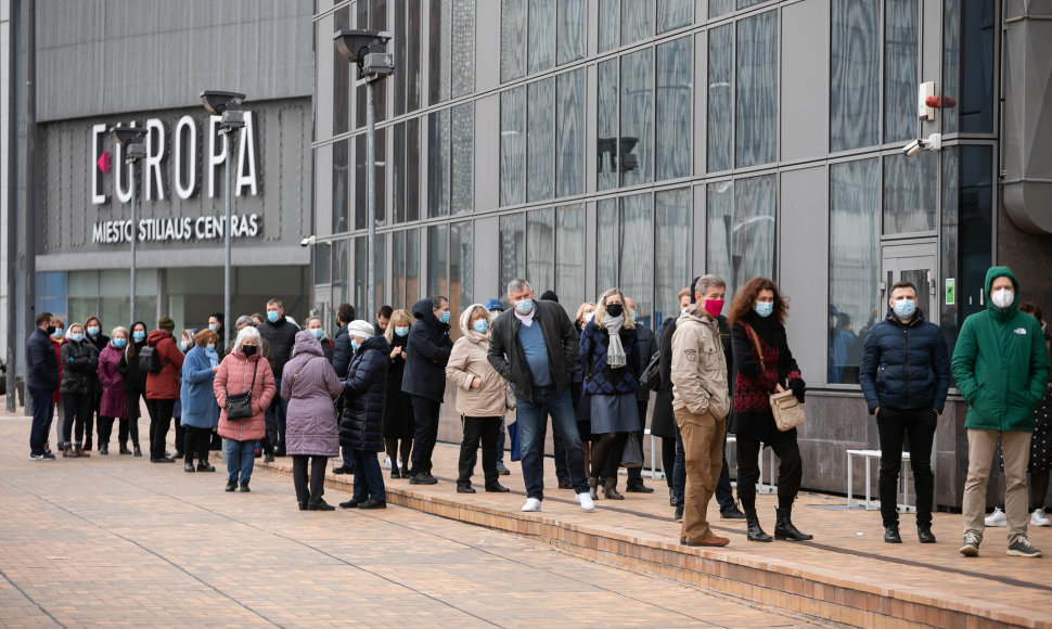 Žmonės laukiantys prie vakcinacijos centro Vilniuje