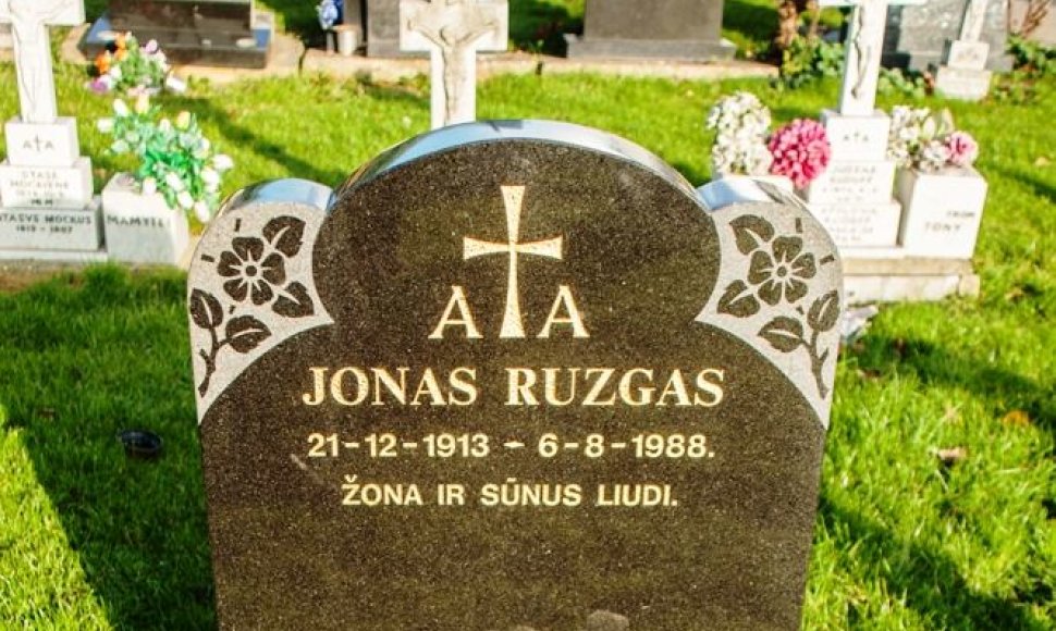 Ne ant vieno paminklo Londono lietuvių kapinėse trūksta raidžių ar padaryta kitų klaidų.