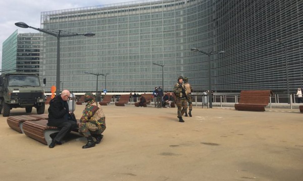 Karinis transportas prie Europos Komisijos pastato Briuselyje