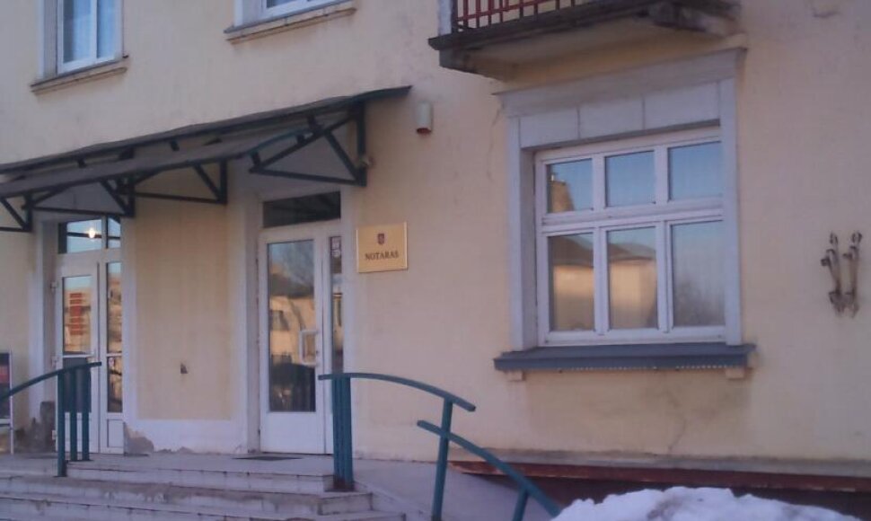 Dvi giminaitės į atlapus viena kitai kibo Lazdijų notarų biure