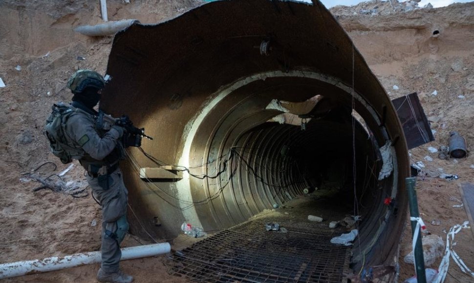 Izraelio kariai apžiūri požeminį "Hamas" tunelį Gazos Ruože
