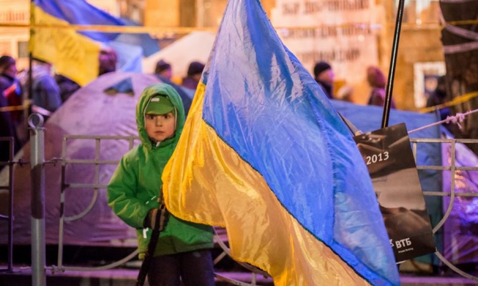Berniukas su Ukrainos vėliava Kijeve