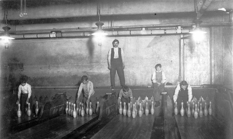 1910-ieji – boulingo takelius tvarko kėglių berniukai.