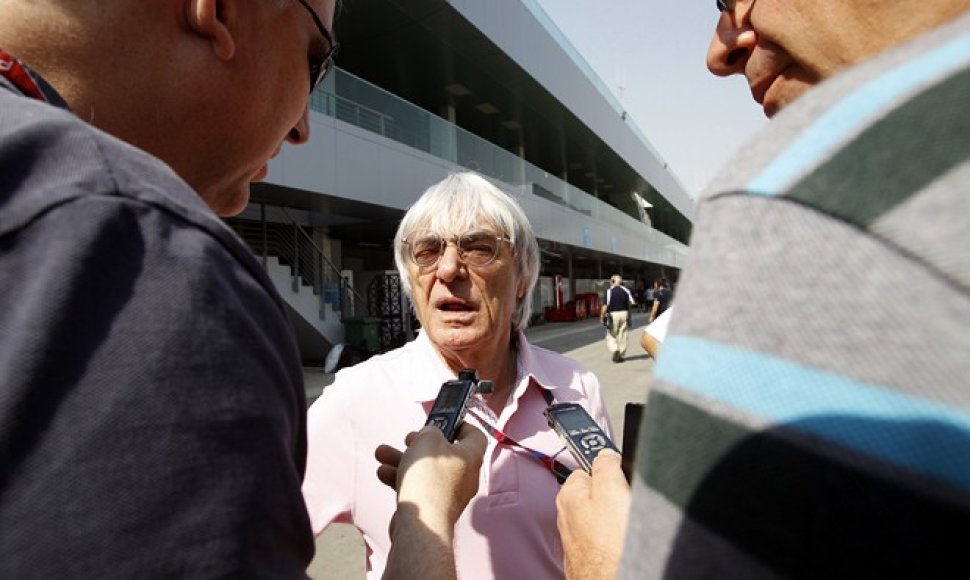 Bernie Ecclestone'as (centre)