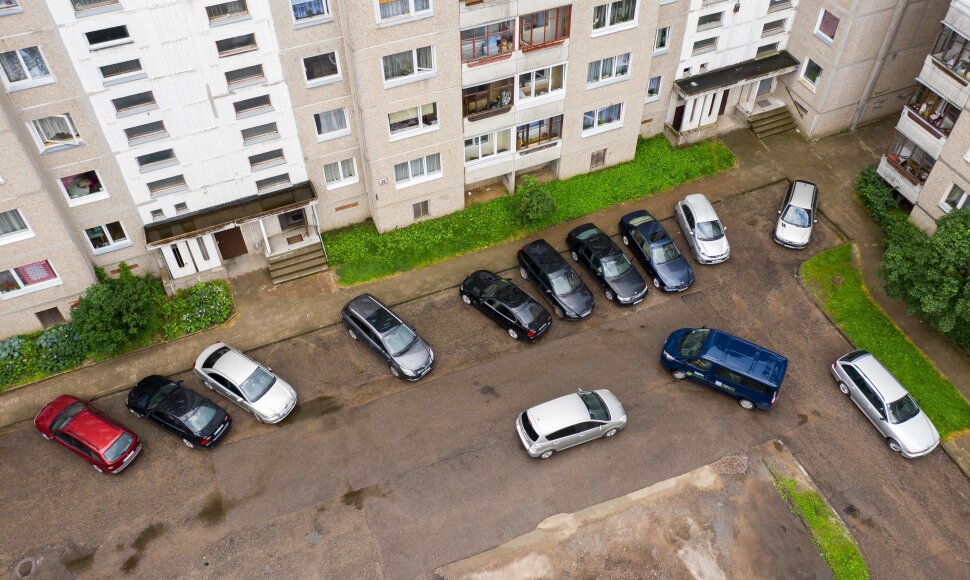 Automobiliai prie daugiabučių