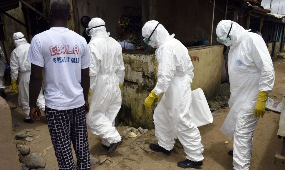 Su Ebolos virusu užsikrėtusiais žmonėmis susiduriantys raudonojo kryžiaus darbuotojai.