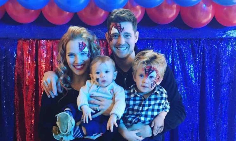 Michaelas Buble ir Luisana Lopilato su sūnumis Noah ir Elias