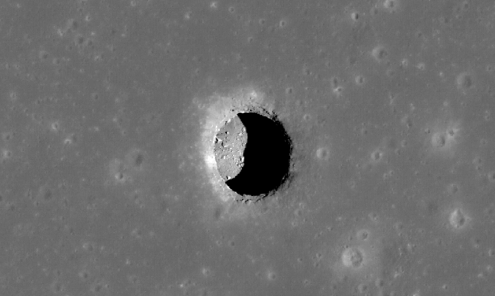 Kraterius primenančių kiaurymių NASA tyrėjai rado ir Mėnulyje 