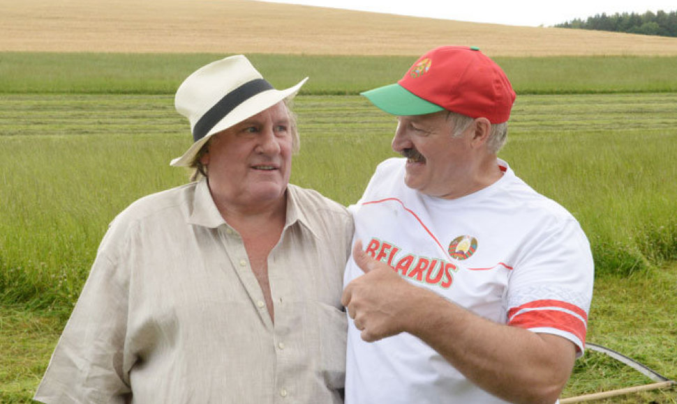 Aleksandras Lukašenka mokė Gerardą Depardieu šienauti