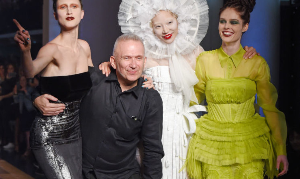 Jeanas Paulis Gaultier su kolekciją pristačiusiais modeliais