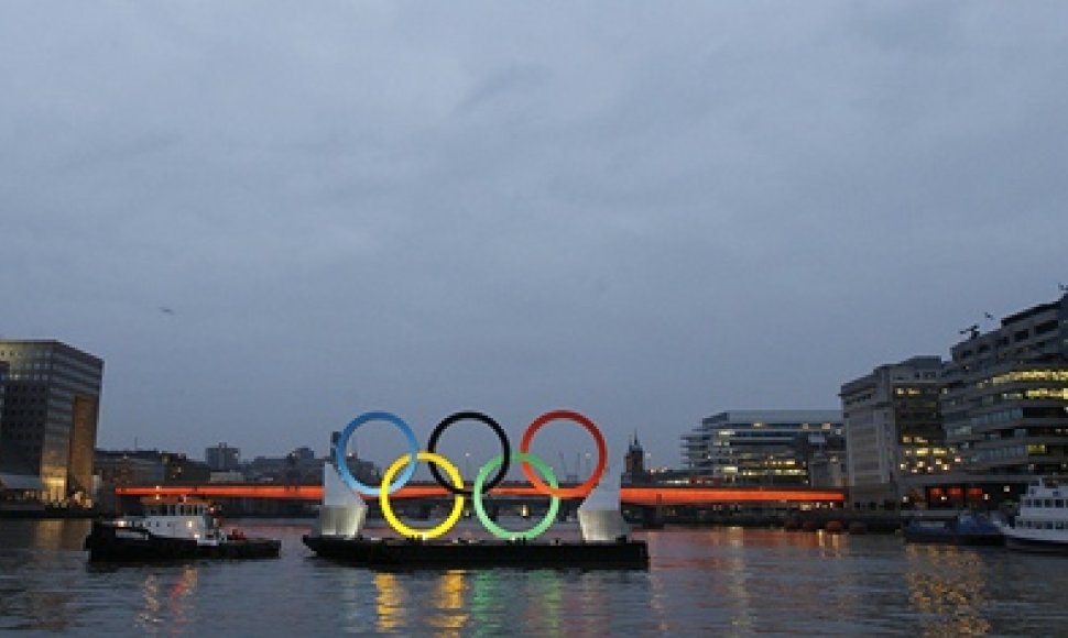 Olimpiniai žiedai Temzės upėje