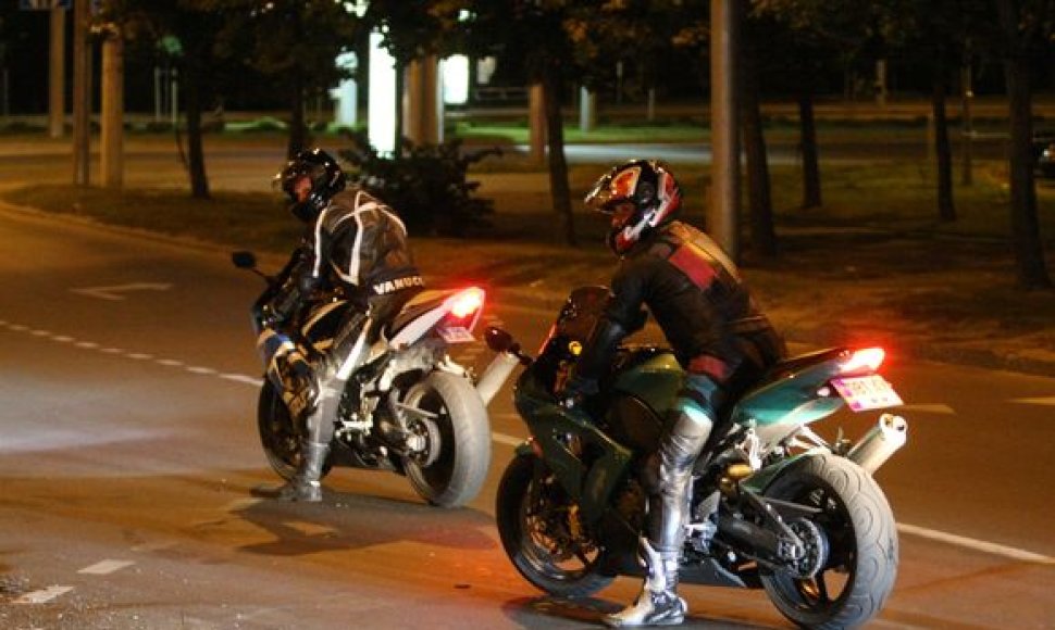 Dideliu greičiu miesto gatvėmis vėlyvais vakarais „skraidantys“ motociklai įgriso gyventojams dėl „britvų“ keliamo triukšmo.