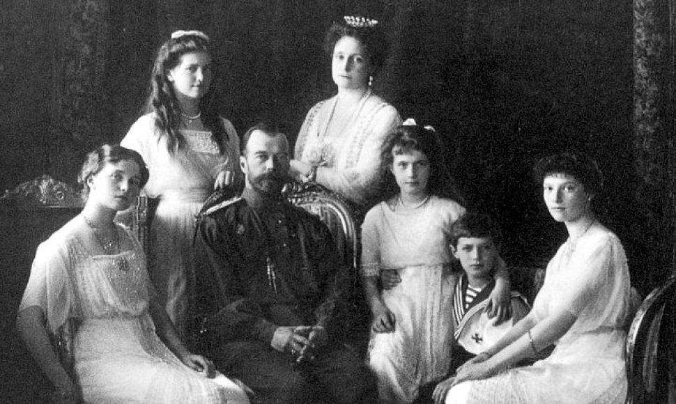 Romanovų dinastijos Rusijos caro Nikolajaus II šeima: žmona Aleksandra, keturios dukterys: Olga, Tatjana, Marija ir Anastazija, ir sūnus Aleksejus