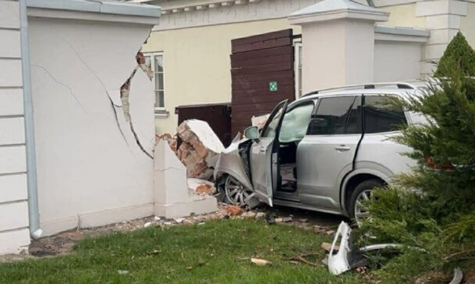 Jonavoje automobilis rėžėsi į kra&scaron;to muziejaus sieną