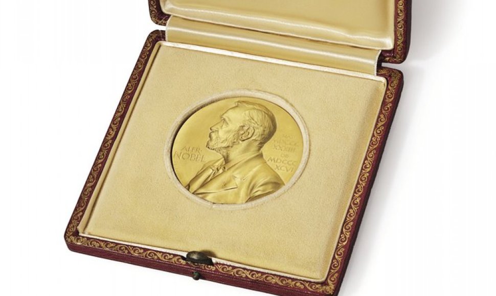 Jamesui Watsonui įteiktas Nobelio premijos medalis