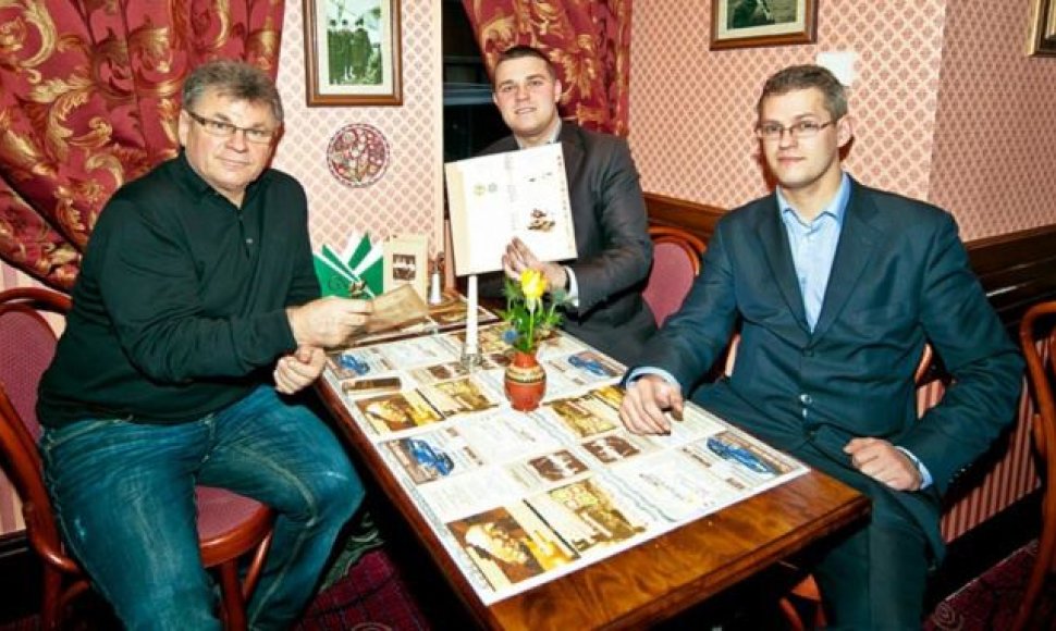 „Bernelių užeigos“ įkūrėjas Lietuvoje Algirdas Mažeika (kairėje) su kolegomis Anglijoje: Rolandu Kačinsku ir Tomu Baltrukėnu.
