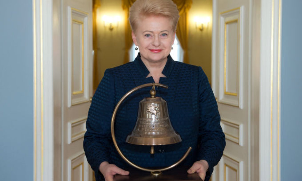 Prezidentė Dalia Grybauskaitė popiežiui Pranciškui dovanos Laisvės varpą