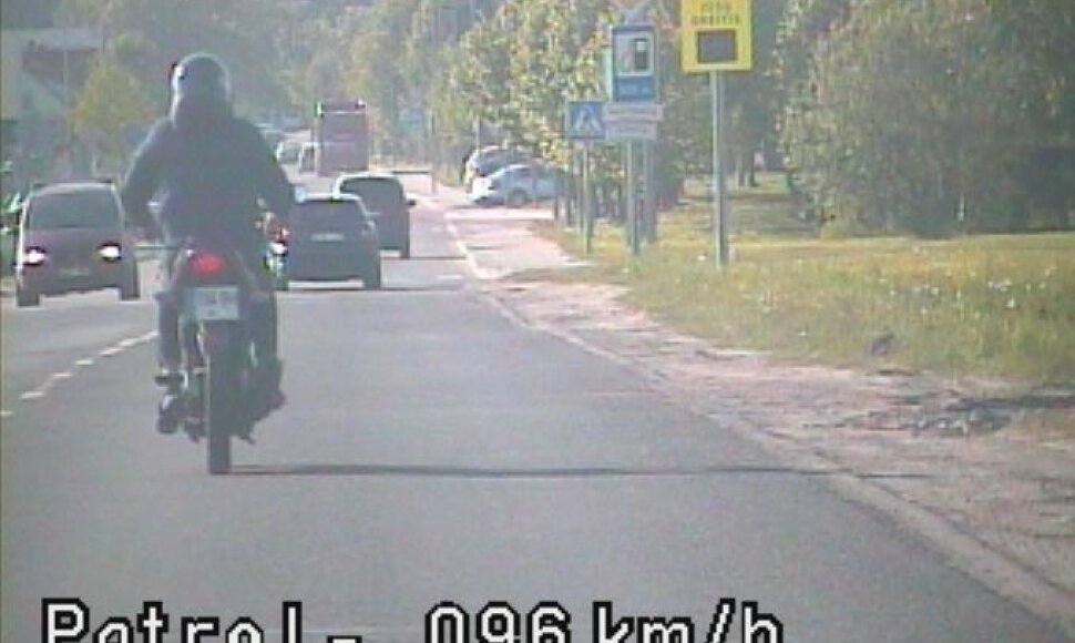 Užfiksuotas pažeidėjas prie mopedo vairo