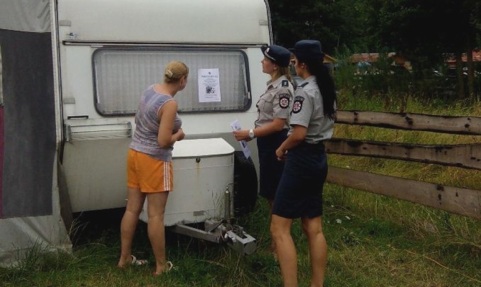 Palangos policininkės platina įspėjimus poilsiautojams, kad saugotų turtą