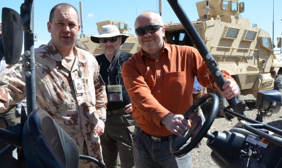 Juozas Olekas (dešinėje) lankosi Afganistane.