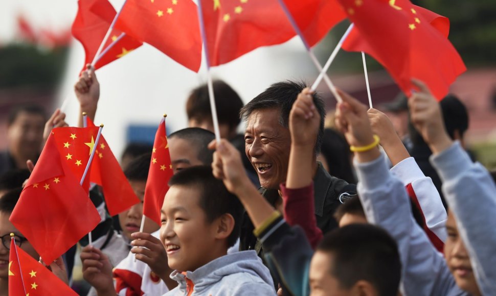 Kinai mojuoja vėliavomis nacionalinės dienos proga Pekine