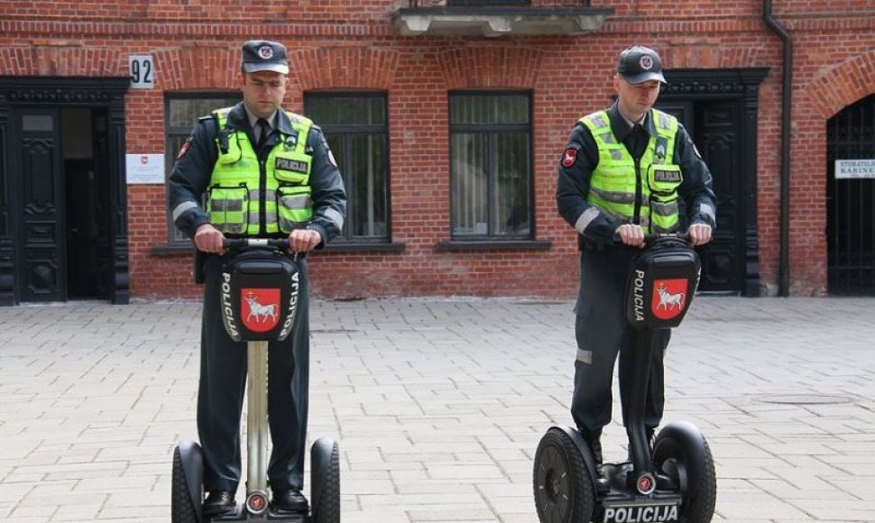 Kauno centre policijos pareigūnai toliau patruliuos su riedžiais