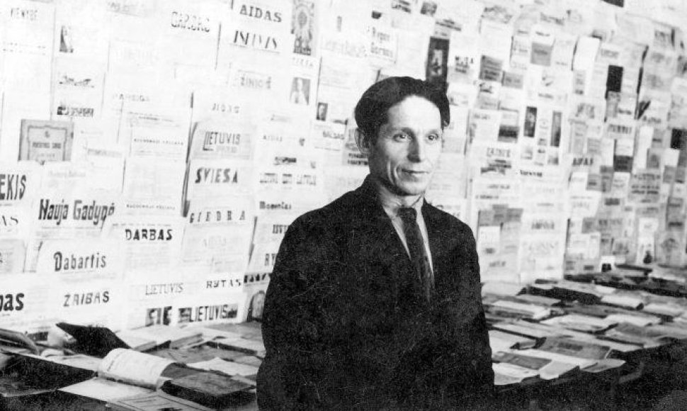 Povilas Gasiūnas savo surinktų spaudinių parodoje Klaipėdoje 1937-aisiais