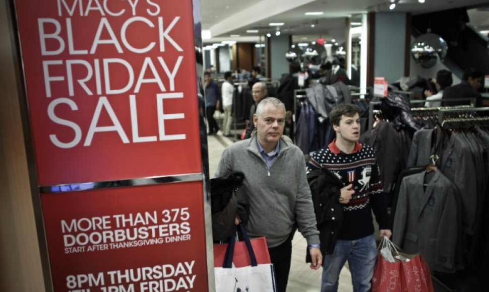 Juodasis penktadienis - Macy's parduotuvėje kai kurios prekės nukainuotos trigubai