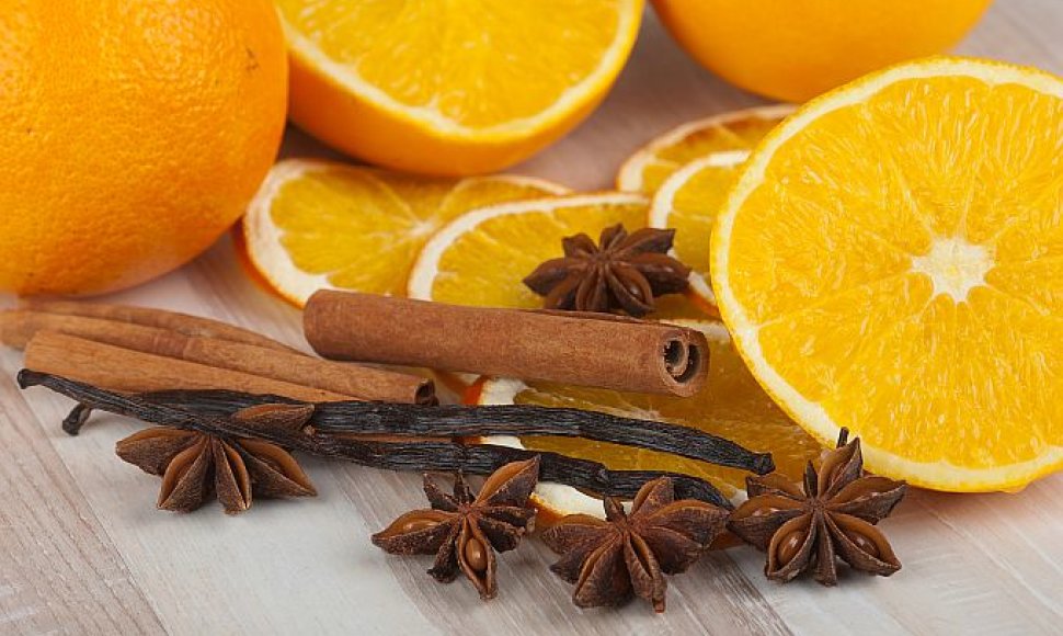Apelsinai ir cinamono lazdelės