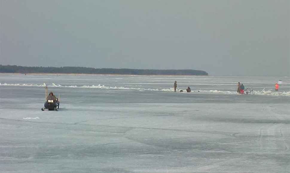 Žvejai ant Kuršių marių ledo