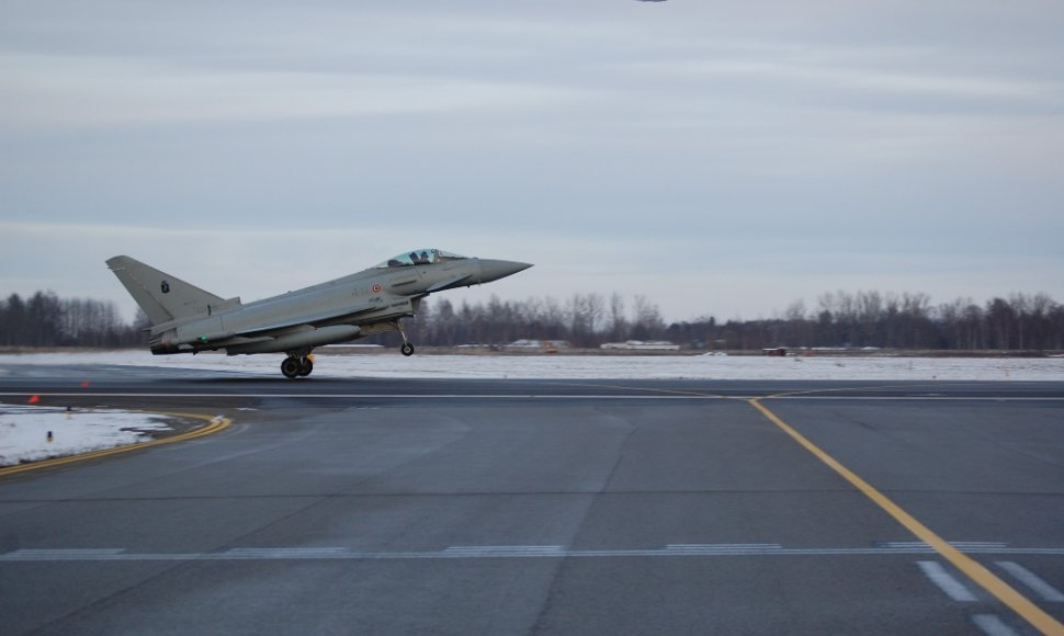 Į Šiaulius atskrido du Italijos karinių oro pajėgų naikintuvai „Eurofighter Typhoon“ ir degalų papildymo lėktuvas „Boeing KC-767A“