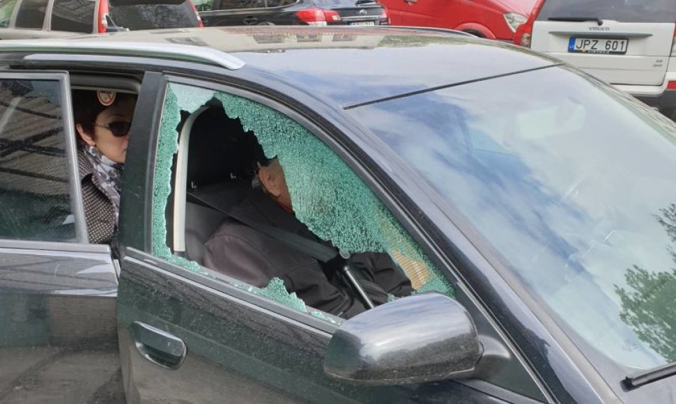 Pasistatęs mašiną Kauno centre kaunietis sulaukė šūvių į langą